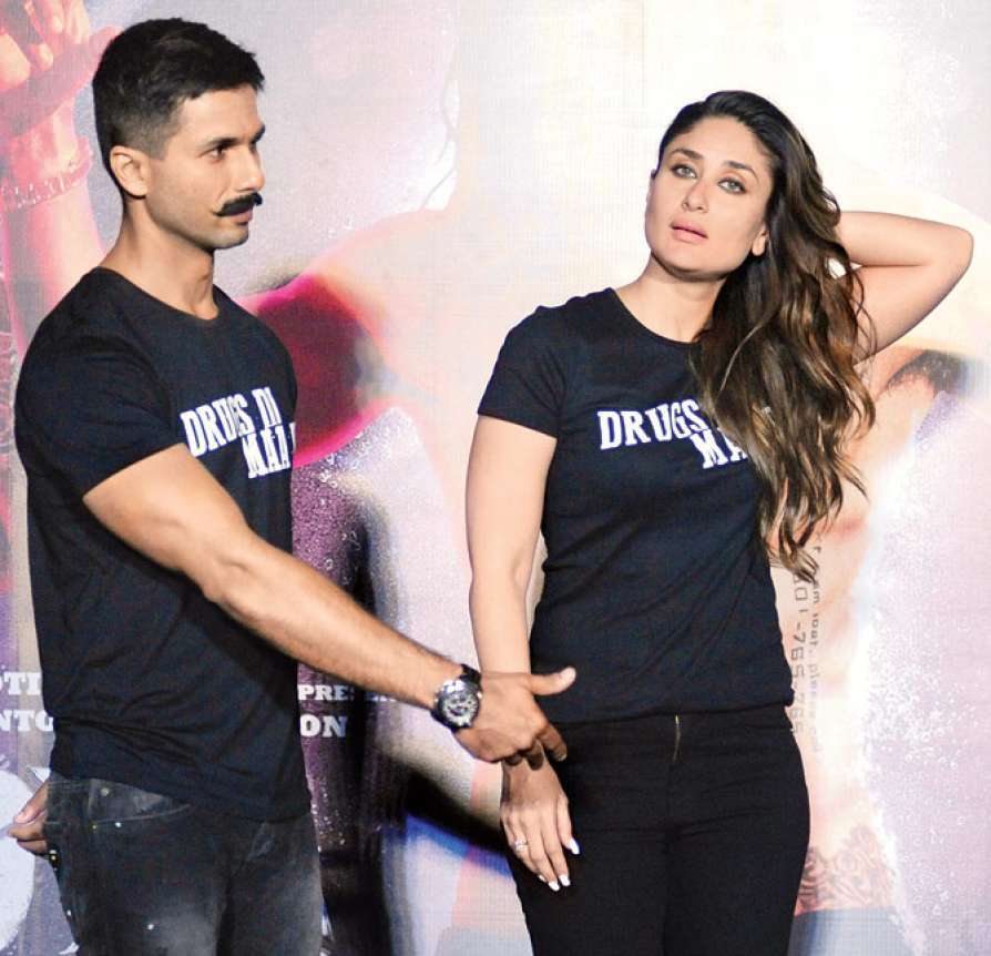 bollywood actor Shahid Kapoor alongside Kareena kapoor