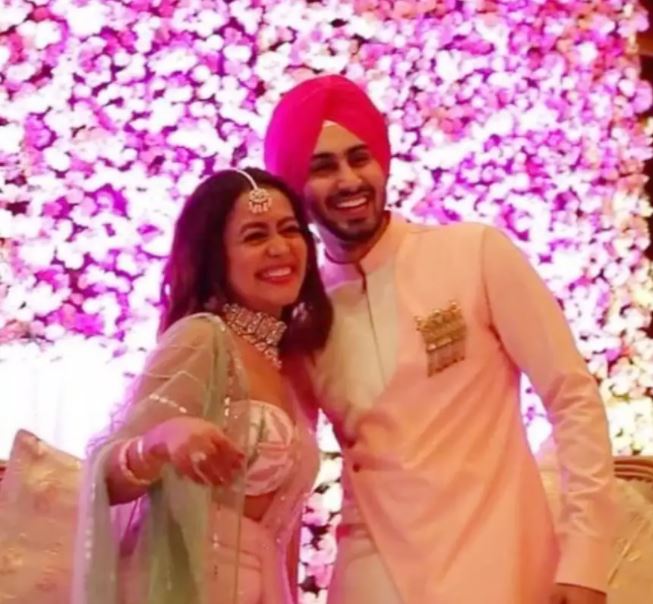 Video Of Neha Kakkar Dancing With Fiance Rohanpreet Singh At Intimate Roka Ceremony Are Hard To 