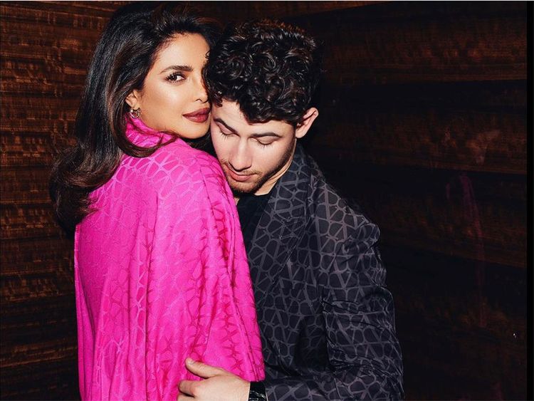 Priyanka Chopra Bigboobs Porn Star - WATCH HERE: A Fan Throws Her Bra At Nick Jonas; Priyanka Chopra Reacts  Hilariously -