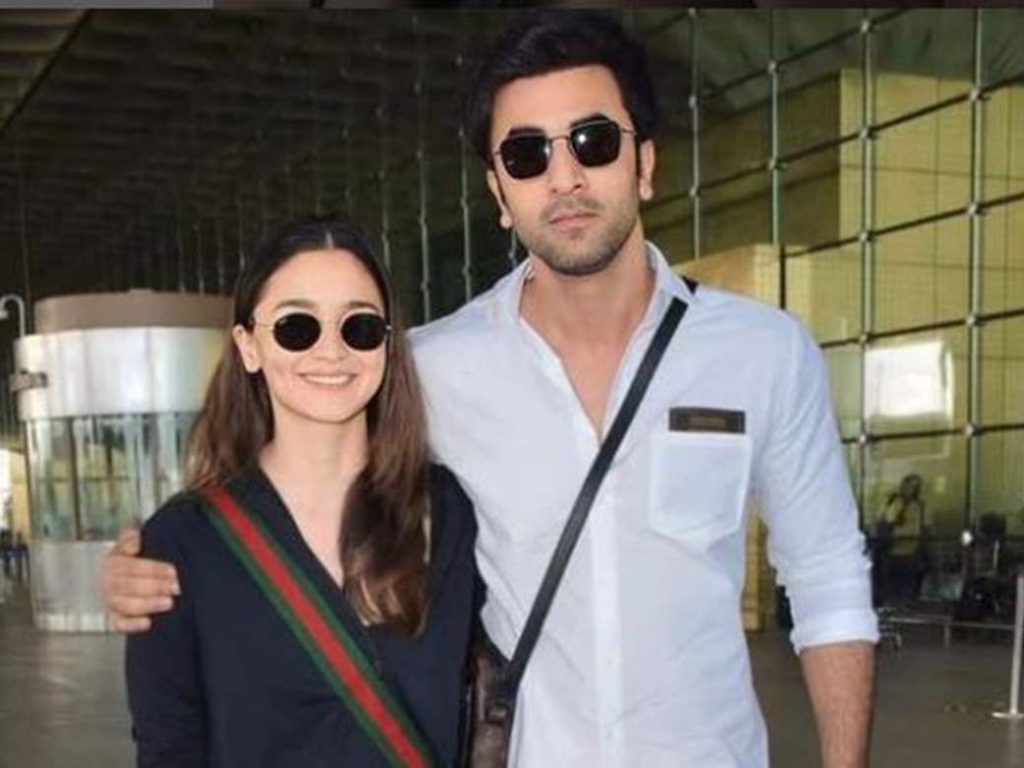 Ranbir Kapoor Asks Alia Bhatt To Say Sorry To A Tea Seller, Netizens Call  Him 'Rude'; Watch Here -